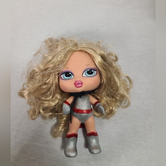 MGA Bratz Babyz Baby ~ SUPER CLOE doll with earrings & cape - Picture 2 of 7